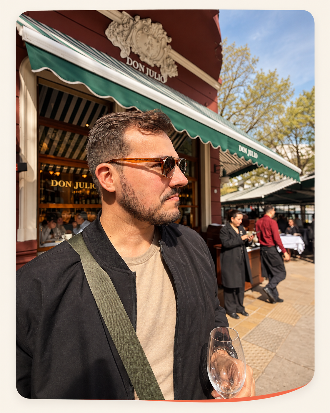 Gabriel Zanette com uma taça de vinho em frente ao Don Julio